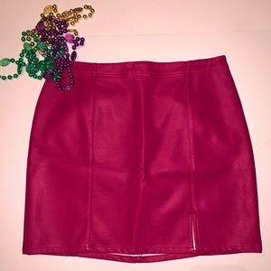 🌸PINK FAUX LEATHER ADORABLE MINI SKIRT🌸GREAT CONDITION! SOME HANGER WEAR.